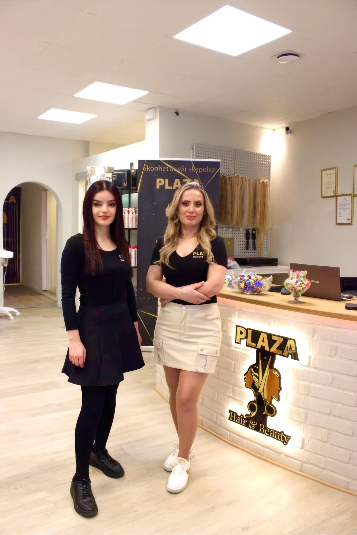 Rouba Amin och en kollega i receptionen